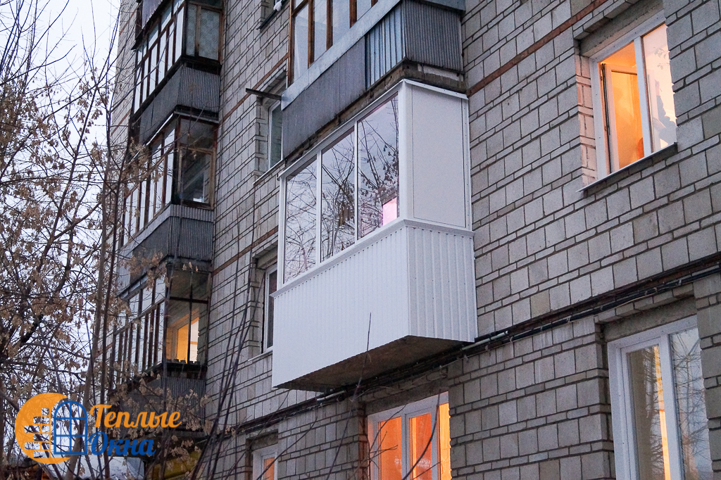 Фотографии алюминиевого балкона 3м, в кирпичном доме, остекленного раздвижным профилем. Остекление и отделка балкона с облицовкой из сайдинга.